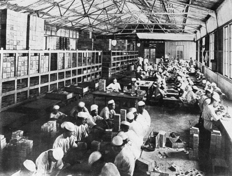 In de opiumfabriek te Weltevreden worden de tubes in houten doosje verpakt, Java,1907. Foto: Collectie Nationaal Museum van Wereldculturen. Coll.nr. TM-10012185