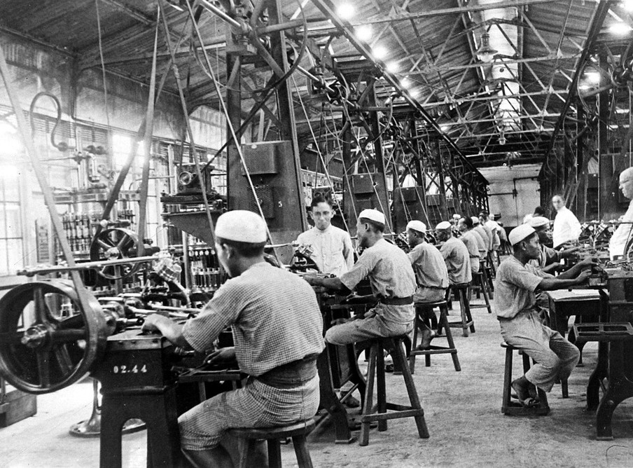 In de vulkamer van de opiumfabriek te Batavia worden de tubes in houten doosje verpakt, Java, 1936. Foto: Foto: Collectie Nationaal Museum van Wereldculturen. Coll.nr. TM-10012175