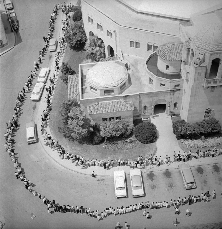 De rij voor het halen van een poliovaccin. Foto: Smith Collection / Getty