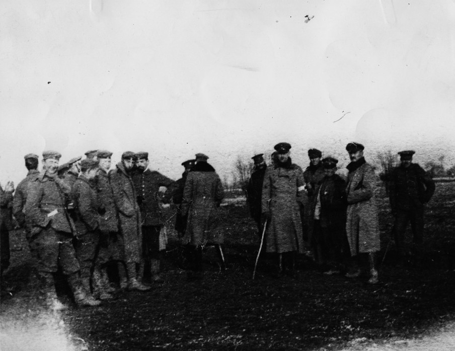 Britse en Duitse soldaten komen samen in No Man’s Land tijdens de onofficiele Kerstvrede van 1914. Foto: Windmill Books / Getty