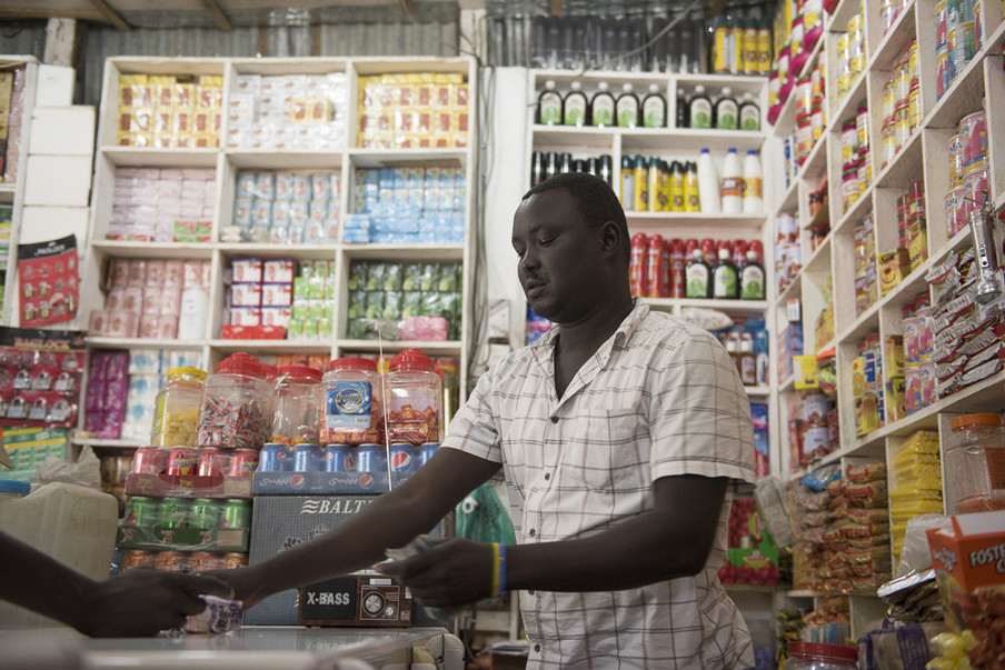 In opdracht van De Correspondent zocht fotograaf Charles Lomodong Zuid-Soedanese radioluisteraars op. Dit is Gore Jopseph. Hij luistert graag naar de radio tijdens werktijd om op de hoogte te blijven van het nieuws. 