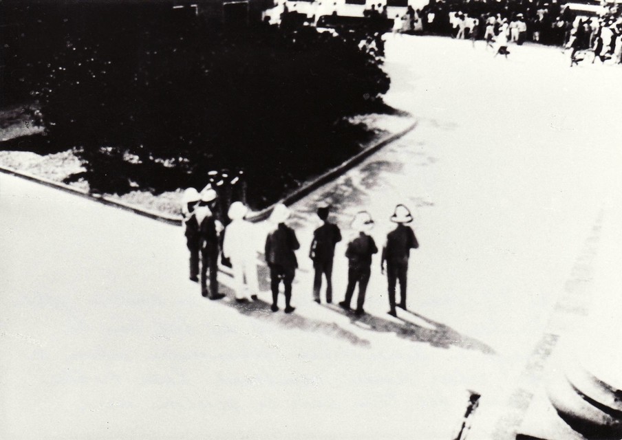 Tijdens de oploop in Paramaribo, 1932. Foto’s: Sylvia de Groot
