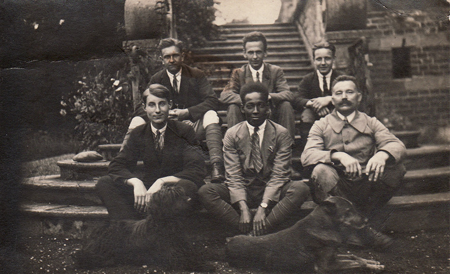 Anton met vrienden uit zijn diensttijd in 1922. Foto: Familiearchief