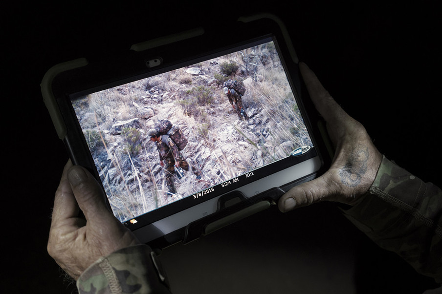 De militie plaatst geheime camera’s om inzicht in de routes van illegale immigranten en smokkelaars te krijgen.