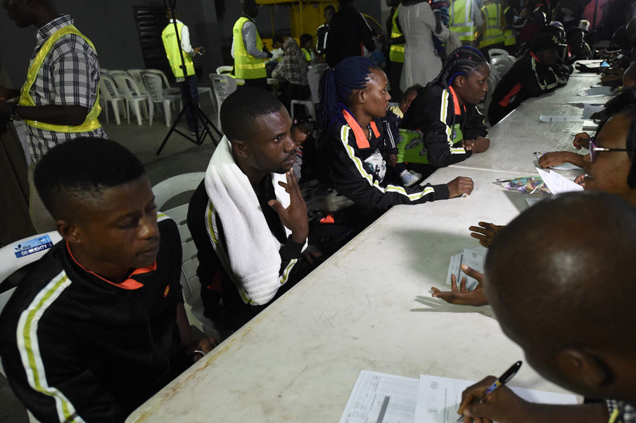 Nigeriaanse ambtenaren screenen 150 migranten uit Libië op de internationale luchthaven Murtala Mohammed in Lagos,  5 december 2017. Foto: Pius Utomi 