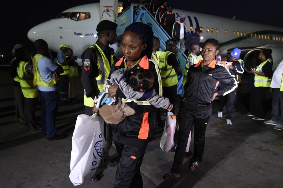 Een moeder verlaat een gecharterd vliegtuig dat 150 migranten uit Libië terugbracht op de internationale luchthaven Murtala Mohammed in Lagos, 5 december 2017. Foto: Pius Utomi