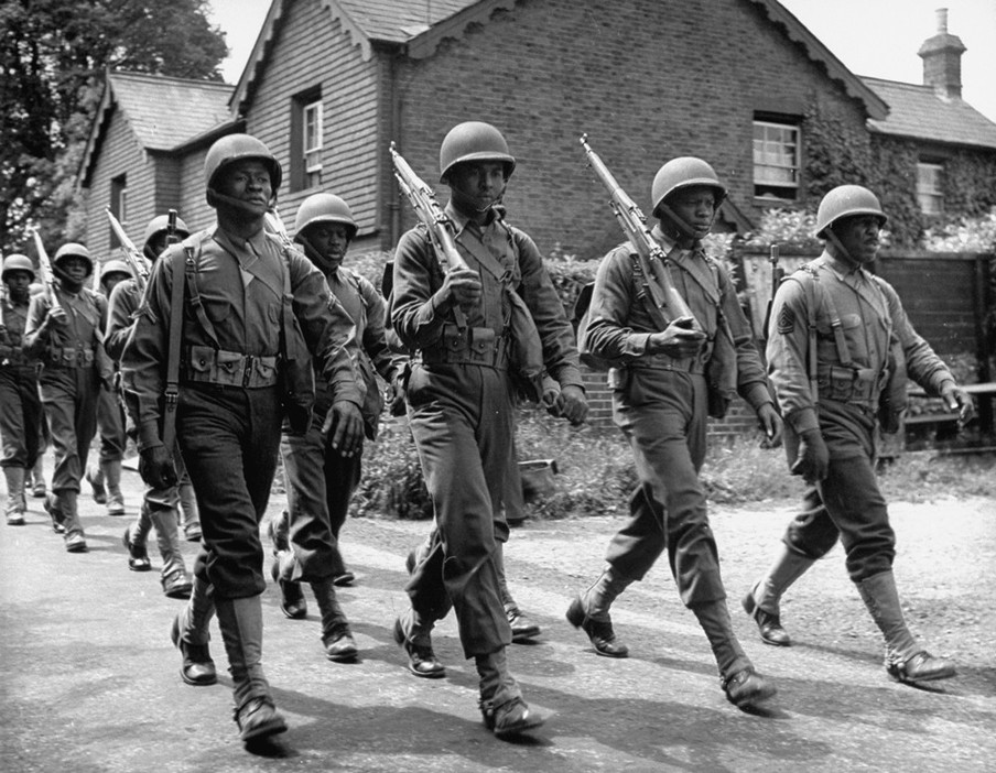 De eerste Afro-Amerikaanse troepen die de Verenigde Staten ooit naar Engeland stuurde, marcheren terug naar de militaire basis. Foto uit 1942 van David E. Sherman / Getty. 