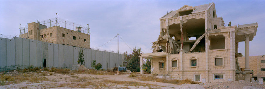 De grensmuur tussen Palestijns en Israëlisch gebied in de buurt van Abu Dis, bij Jerusalem. Foto: Kai Wiedenhöfer, november 2016