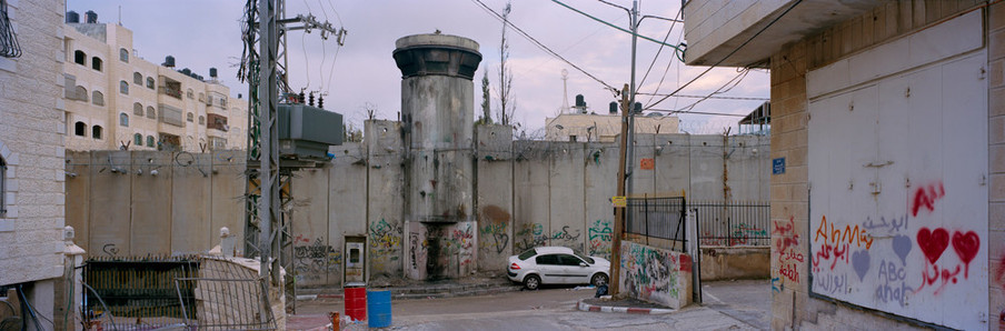 Grens en wachttoren in  Oost-Jerusalem. Foto: Kai Wiedenhöfer, januari 2018