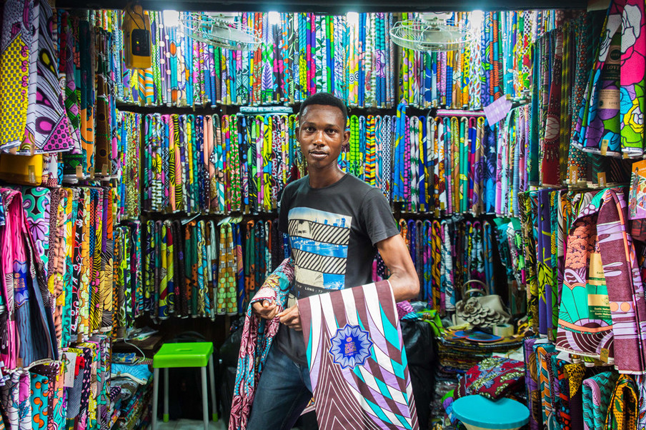 Fotograaf Ayobami Ogungbe portretteerde voor De Correspondent winkeliers en hun winkels op de Balogun Market in Lagos.