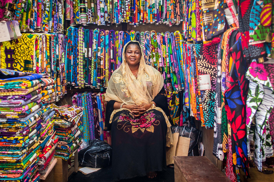 Fotograaf Ayobami Ogungbe portretteerde voor De Correspondent winkeliers en hun winkels op de Balogun Market in Lagos.