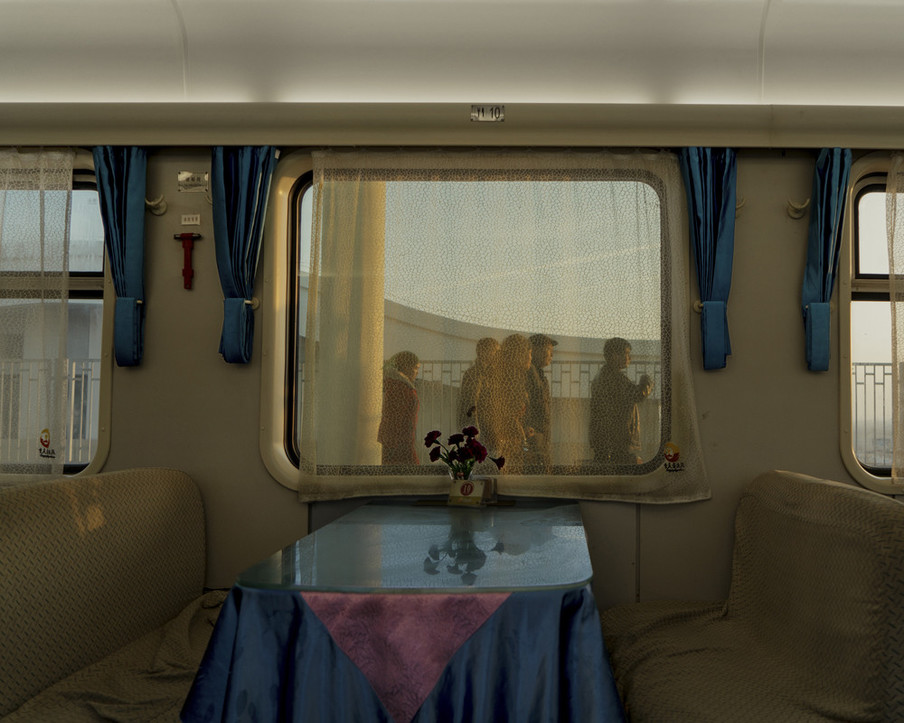 Restauratiewagen in de reguliere trein van Lanzhou naar Urumqi. Deze trein doet 24 tot 35 uur over de reis, de nieuwe hogesnelheidslijn Lanzhou-Xinjiang legt dezelfde afstand af in 11 uur. Uit de serie ‘A New Silk Road’ van Davide Monteleone.