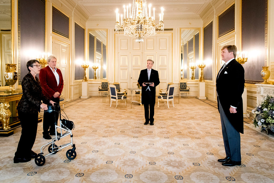 Koning Willem-Alexander beëdigt op 1 november 2017, in Paleis Noordeinde, Jetta Klijnsma als nieuwe commissaris van de Koning in Drenthe. Foto: Koen van Weel / Hollandse Hoogte