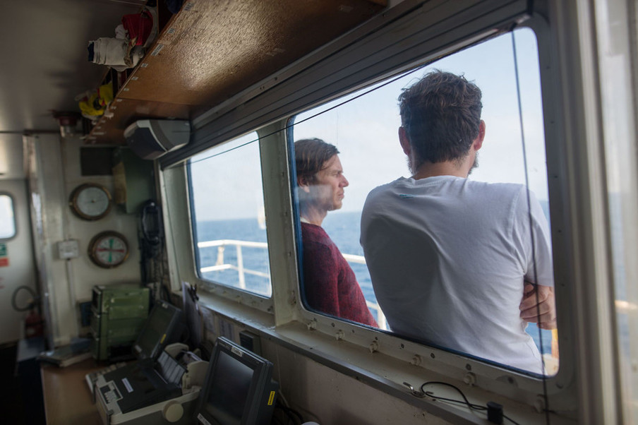 De kapitein en het hoofd van de Sea-Watch missie overleggen voor de brug van de boot op 13 juni 2018. Foto: Erik Marquardt