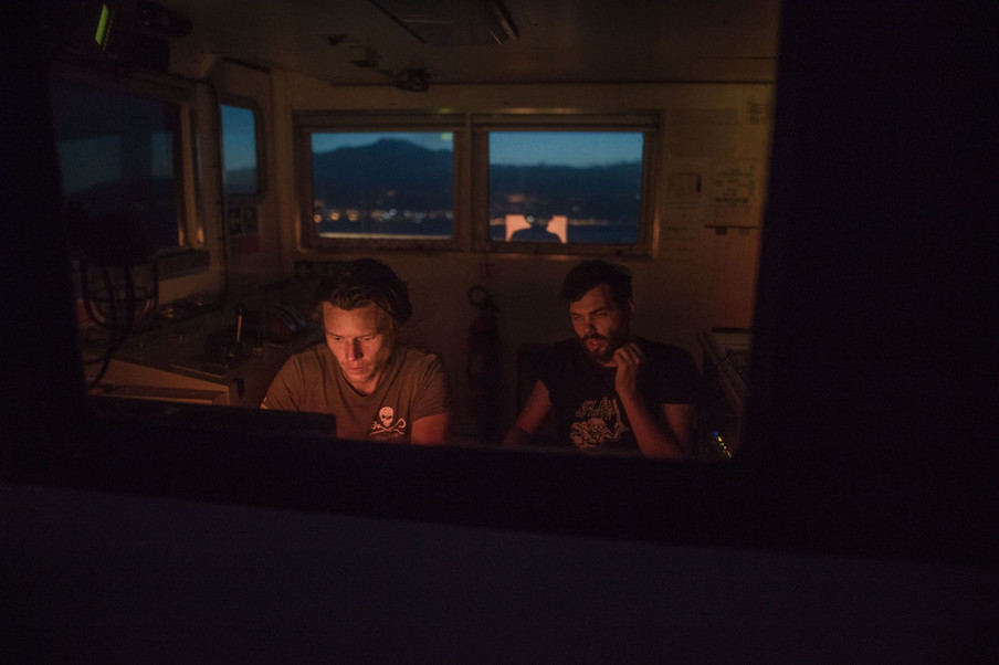 De kapitein en het hoofd van de Sea-Watch 3 missie onderhouden ‘s nachts contact met autoriteiten om de vervolgstappen te bespreken, 8 juni 2018. Foto: Erik Marquardt