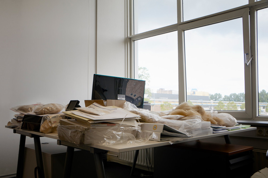 Het bureau van Ratelband met proefzakjes gedroogde hennep in het kantoor van Stexfibers. Foto: Anoek Steketee (voor De Correspondent)