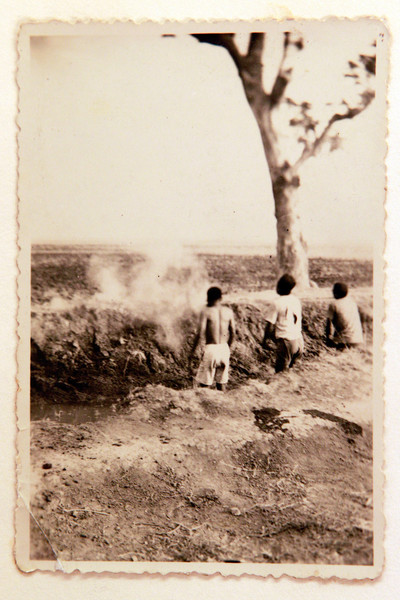 Foto van een executie in voormalig Nederlands-Indie, uit een fotoalbum dat werd gevonden in een vuilcontainer. De foto’s komen uit het privé-album van een soldaat uit Enschede die in 1947 werd uitgezonden naar Nederlands-Indië. Foto: ANP