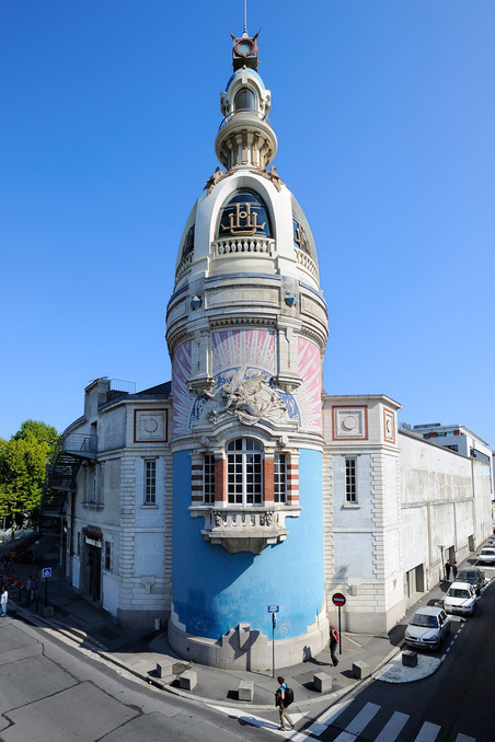 De toren met de initialen van de voormalige LU-koekjesfabriek. Foto: Bertrand Rieger / HH