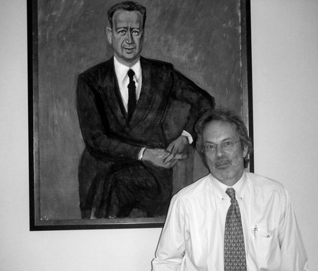 Henning Melber voor een schilderij van Dag Hammarskjöld. 