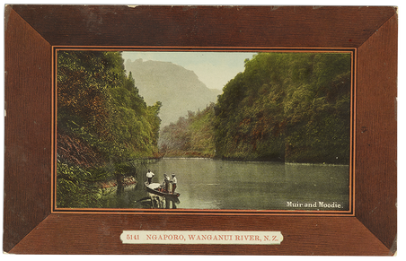 Ngaporo, Wanganui River, The New Zealand Rhine, 1904-1915, Dunedin. Muir & Moodie. Gekocht in 1998 met een donatie van het New Zealand Lottery Grants Board funds. Foto: Te Papa