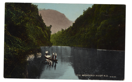 Ngaporo, Wanganui River, The New Zealand Rhine, 1904-1915, Dunedin. Muir & Moodie. Gekocht in 1998 met een donatie van het New Zealand Lottery Grants Board funds. Foto: Te Papa