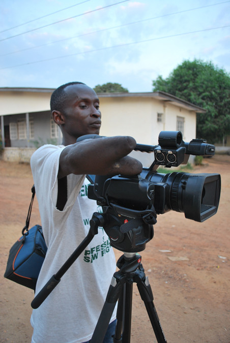 Patrick Lahai bedient de camera als burgerjournalist. Hij is getraind door On Our Radar. Foto: Laurence Ivil