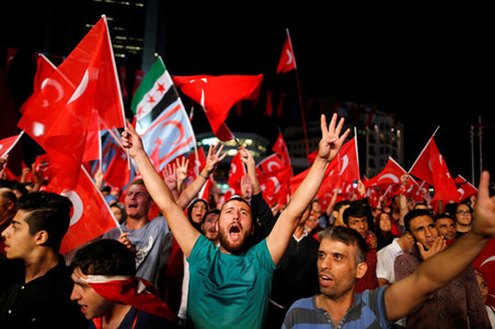 Pro-Erdogansupporters zwaaien met vlaggen tijdens een demonstratie op het Taksimplein op 20 juli 2016 in Istanbul. Foto: Ammar Awad / Reuters