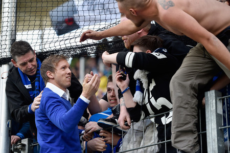 Julian Nagelsmann met fans na de wedstrijd tegen FC Schalke 04. Foto: Dennis Grombkowsli/Getty
