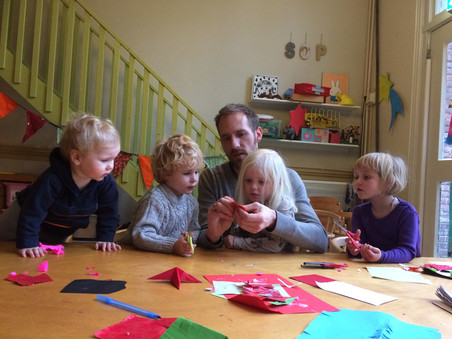 Anner Bindels met kinderen op de ouderparticipatiecrèche Samen Opvoeden.