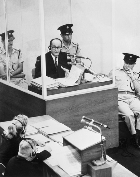 Adolf Eichmann tijdens zijn proces in Jeruzalem. Foto: Getty Images.