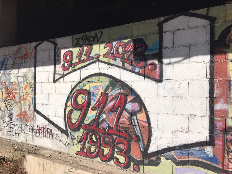 Graffiti in Mostar herinnert aan de dag dat de brug kapot werd geschoten. Foto: Steven Schoppert