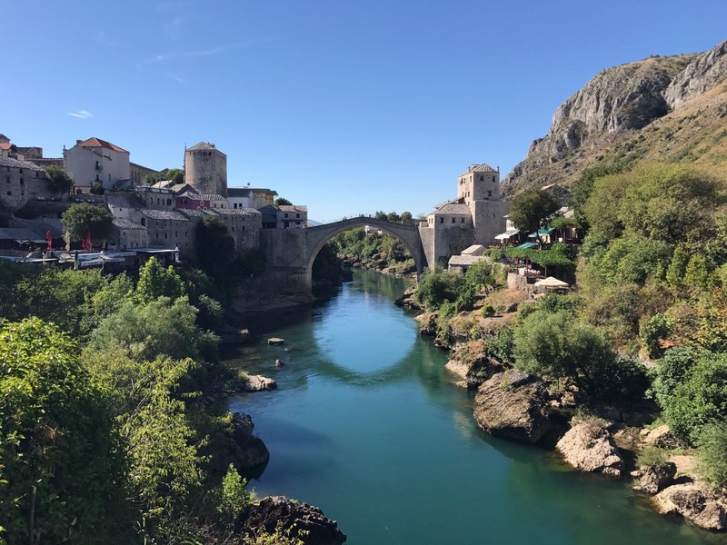 De Stari Most. Aan de linkerzijde (oost) wonen de Bosniakken, aan de rechterzijde (west) de Kroaten. Foto: Steven Schoppert
