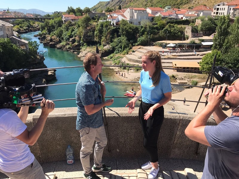 Op de Stari Most beginnen we met de aflevering. Foto: Jannes Drop