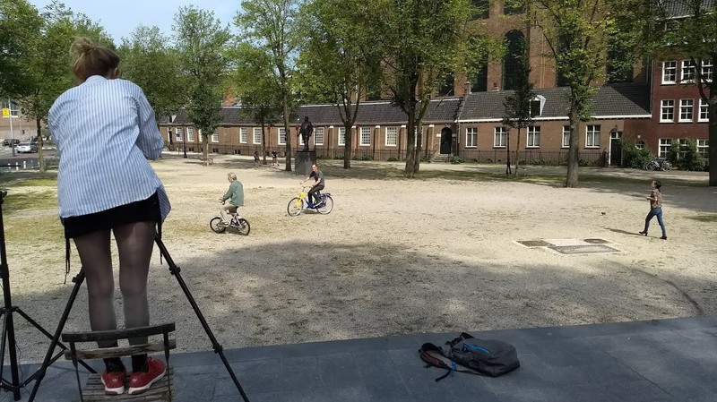 Sneak preview: fotografe Trees Heil maakt nabij de Hortus Amsterdam een fotoserie bij het verhaal van Luud Schimmelpennink (op zijn mini-Van Moof) en Ronald Haverman (op OV-fiets). Rechts collega Kwennie Cheng op weg naar wat toeristen die in beeld stonden.