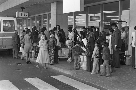 Surinamers komen aan op Schiphol. Foto: Hans Peters / Nationaal Archief