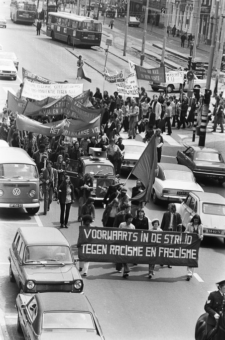 Demonstratie van het Anti-Racisme Comité tegen de Nederlandse Volks-Unie en Nieuw Rechts, Den Haag, 1975. Foto: Anefo / Nationaal Archief