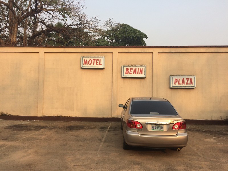 Het Benin Plaza Motel, waar de terugkeerders uit Libië de eerste dagen worden opgevangen.